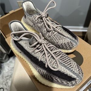 Yeezy Boost 350 V2 with box / sneakers